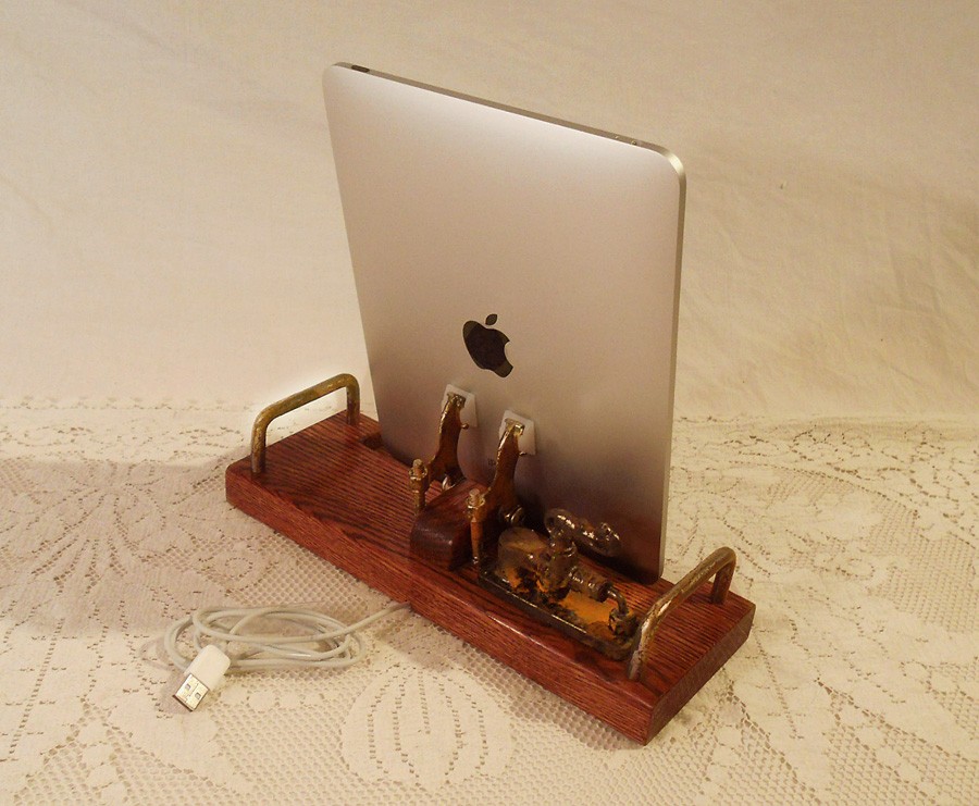 Ipad - Iphone - Ipod - Dock - Sync And Charging Station - Oak - Ex Model Industrial Steampunk Style - Style V1 (yes For The Ipad )