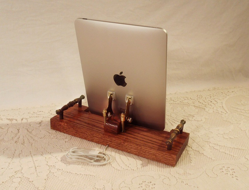 Ipad - Iphone - Ipod - Dock - Sync And Charging Station- Oak - Ex Model - Style V1 (yes For The Ipad )
